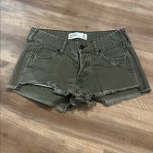 Abercrombie & Fitch Short Low Rise Green Distressed Raw Hem shorts size 0 W25!